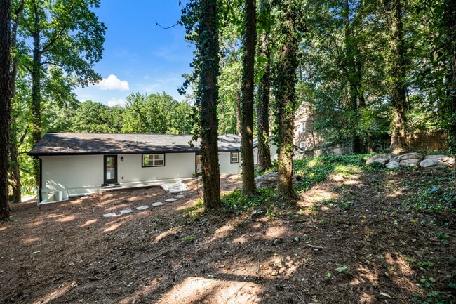 Building Photo - 2431 Nancy Ln NE