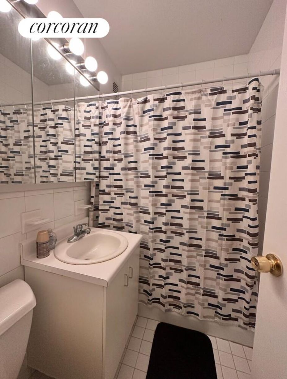 Building Photo - 117 W 58th St