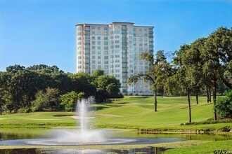 Building Photo - 2801 Wexford Dr