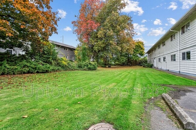 Building Photo - 1515 SW Custer Dr