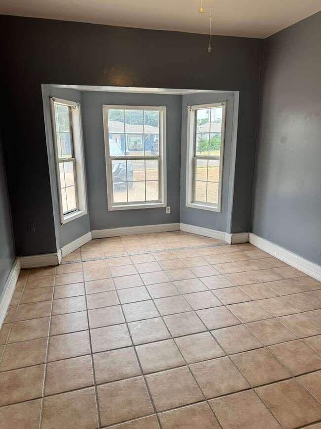 Building Photo - Charming 3 Bedroom 1 Bath Home