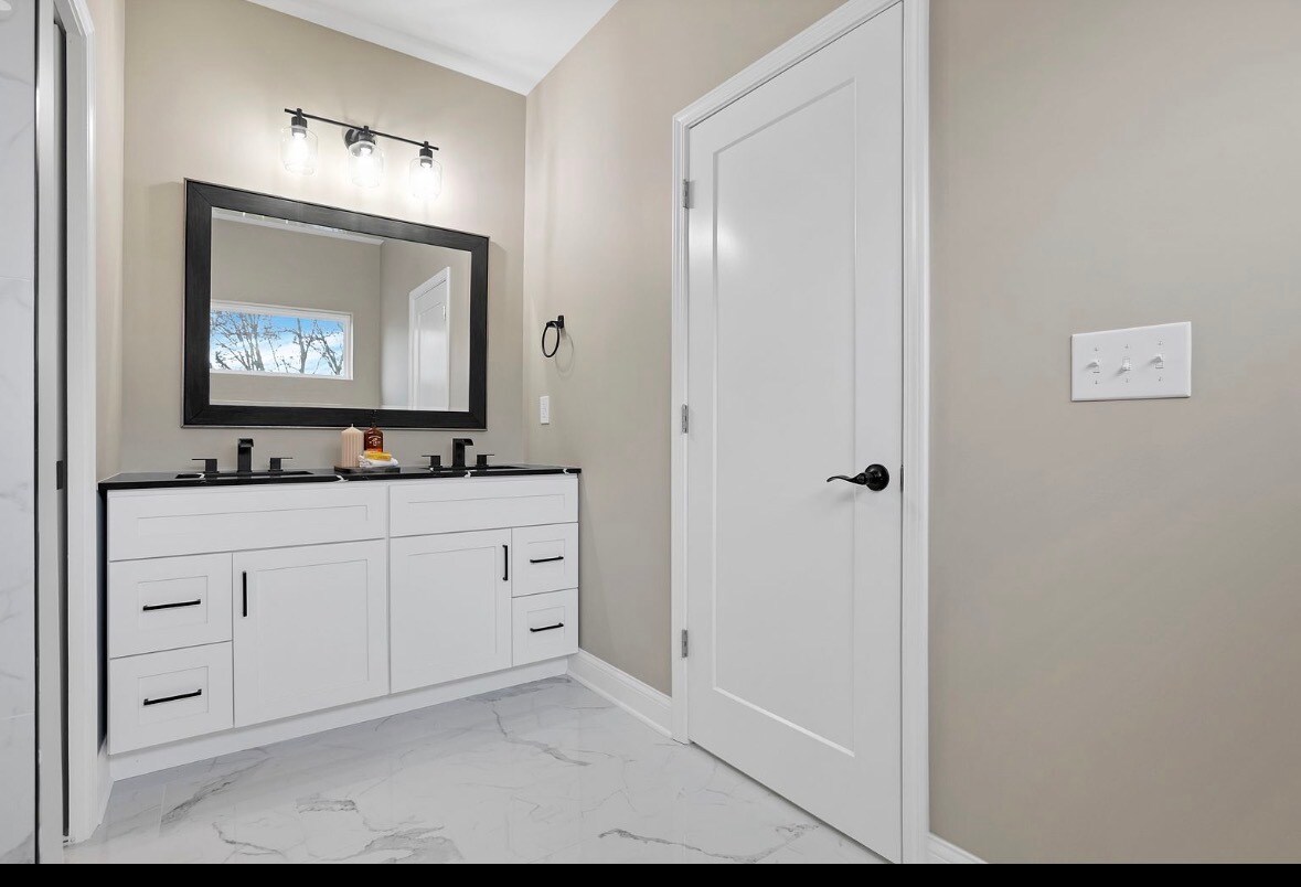 Building Photo - 555 Lilley Ave