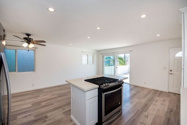 Building Photo - Charming Coastal Retreat - Newly Remodeled!