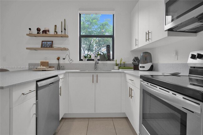 Building Photo - 909 NE 211th St