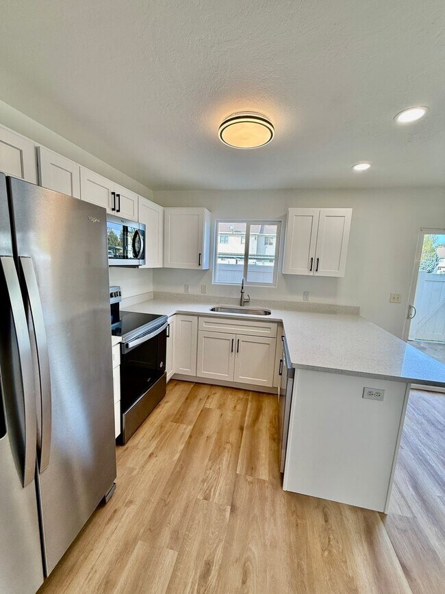 Building Photo - Remodeled 3-BR Lexington Townhome - End Unit