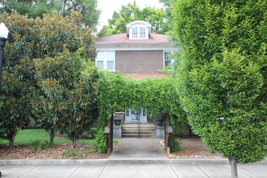 Building Photo - 112 S Maney Ave