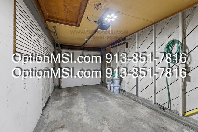 Building Photo - Near downtown Overland Park!