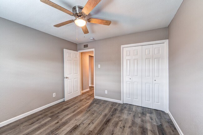 Building Photo - 523 Spring Dr