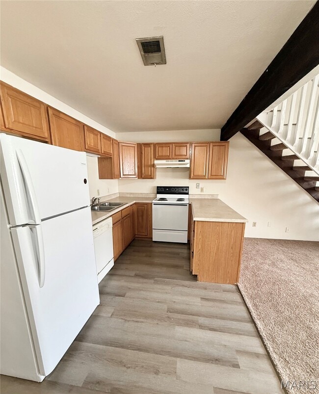 Building Photo - 814 White Oak Dr