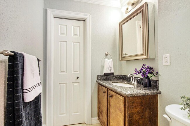 Building Photo - 1915 E Allegro St