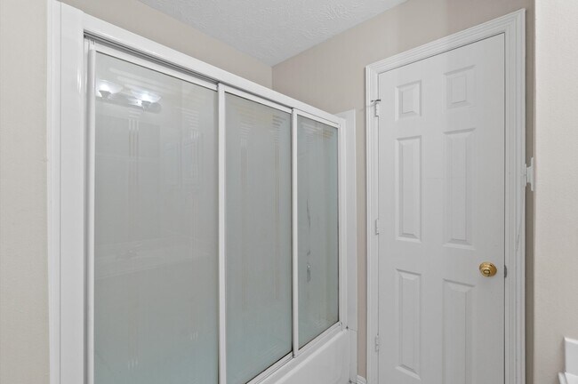 Building Photo - 1118 Enclave Square E