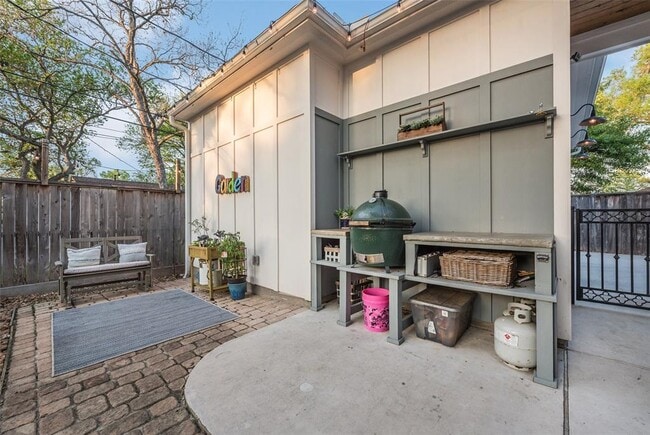 Building Photo - 127 5th St