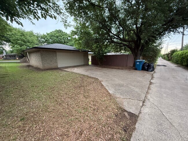 Building Photo - 1221 Holt Ave