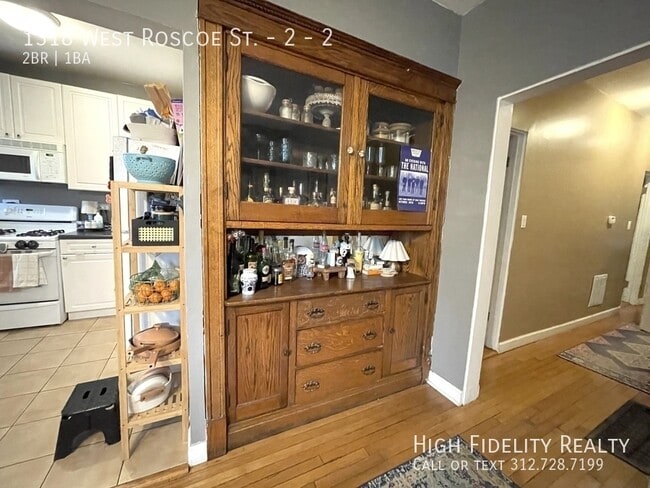 Building Photo - 1318 W Roscoe St