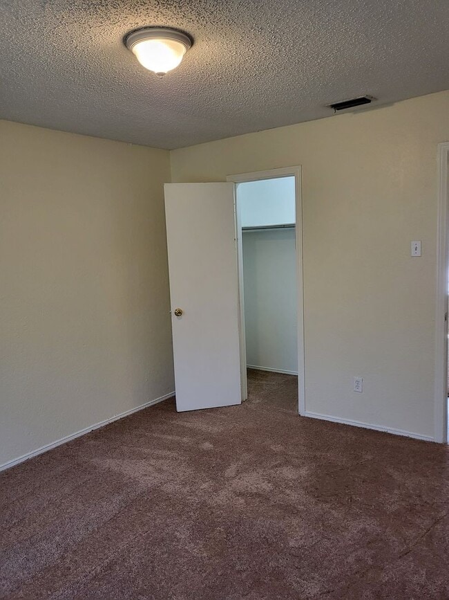 Building Photo - 1417 Laura Ln
