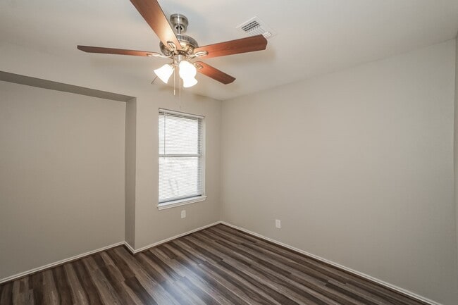 Building Photo - 6915 Eagle Ridge Dr
