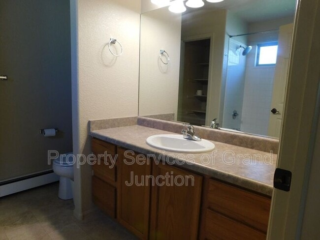 Building Photo - 1213 E Carolina Ave