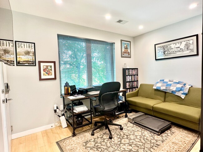 Building Photo - 2 Bedroom with Parking and Pets Welcome!