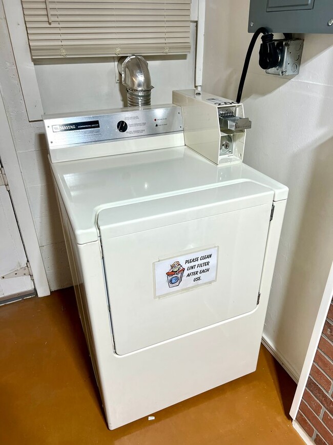 Building Photo - 676 N Davis St