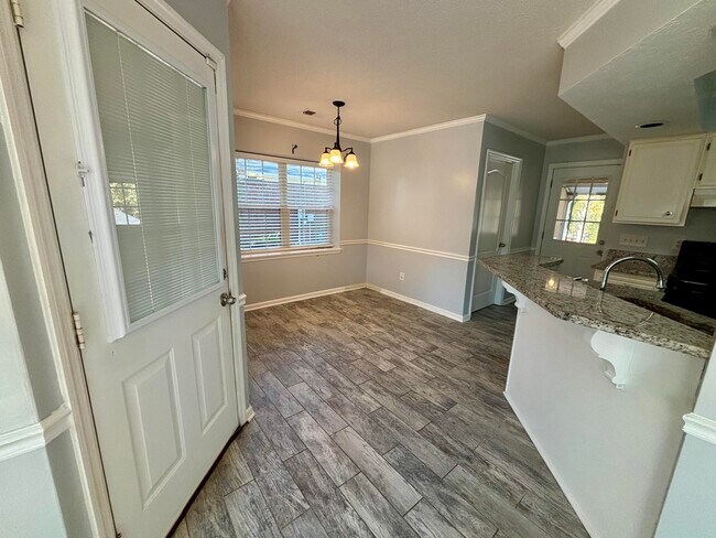 Building Photo - 666 Wellington Dr