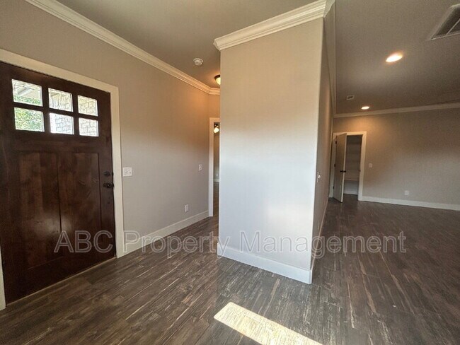 Building Photo - 3101 SW Warberry Ave