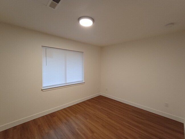 Building Photo - Oak130 - B
