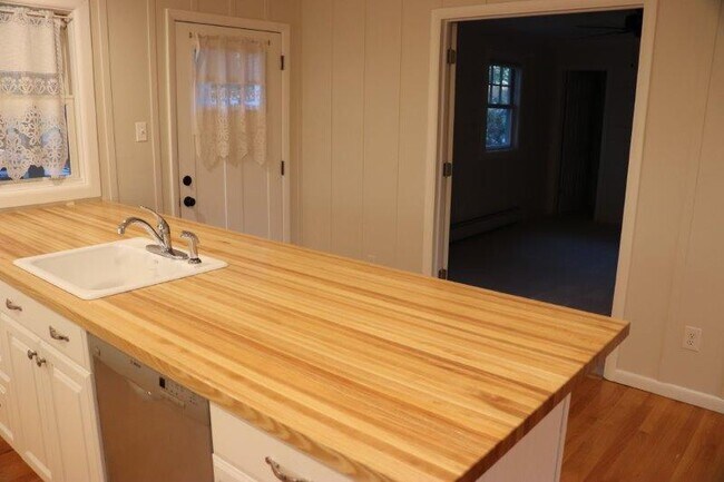 Building Photo - 300 Caroline St