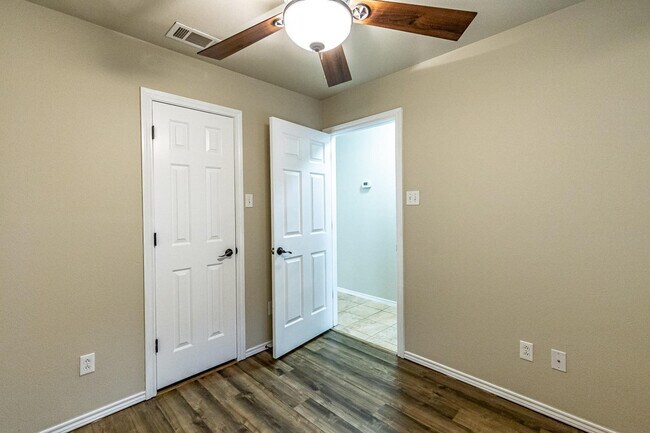 Building Photo - 811 11th St