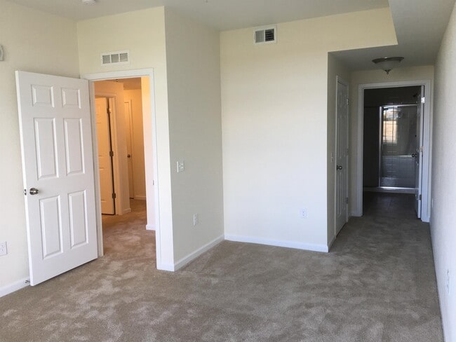 Building Photo - 804 Summer Hawk Dr