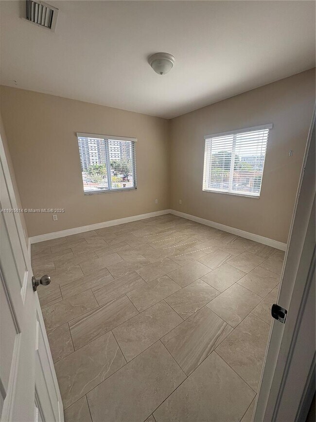 Building Photo - 819 E 26th St