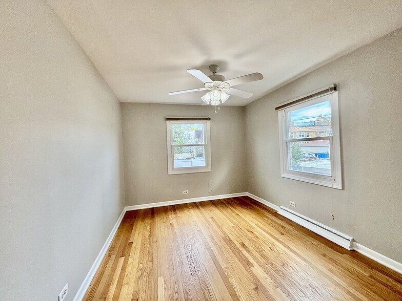 Den Office - 2642 W Farragut Ave