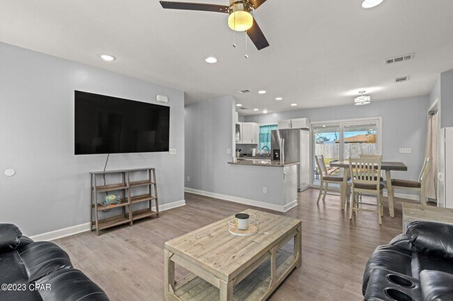 Building Photo - Recently Updated 4Bed/2Ba, Centrally Locat...