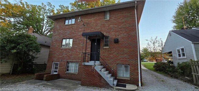 Building Photo - 617 Robinson Ave