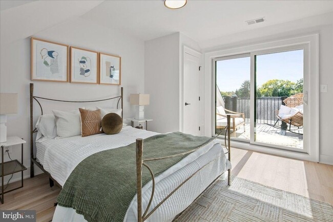 Building Photo - 911 N Irving St