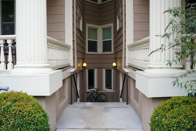 Building Photo - Beautifully Updated 2-Bed w/Condo Grade Fi...