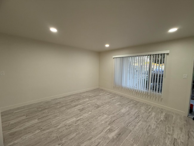 Building Photo - 8866 Donna Jean Ln