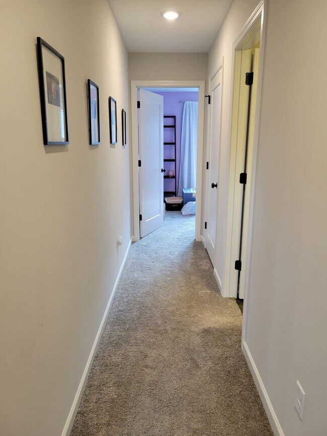 Building Photo - 2 Level Townhouse
