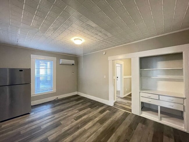 Building Photo - 325 Amherst St