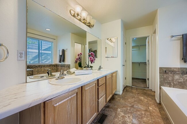 Building Photo - 5500 Clover Basin Dr