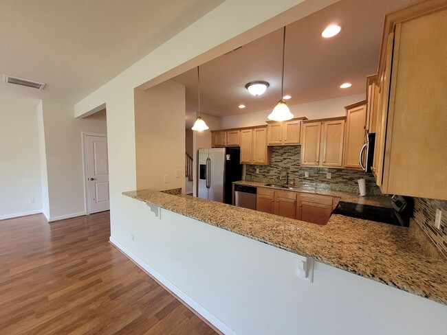 Building Photo - Gorgeous 3 bedroom, 2.5 bath townhome-styl...