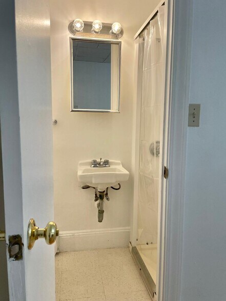 Building Photo - 406 Beacon St