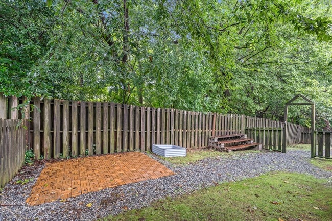 Building Photo - Charming Two Bedroom Home