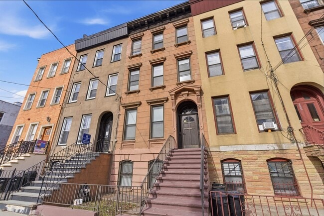 Building Photo - 233 1/2 Summit Ave