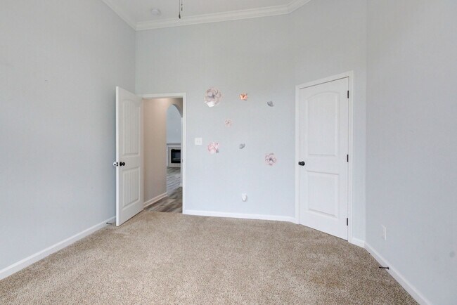 Building Photo - mega Huge wow. 4 bed 3 bath.
