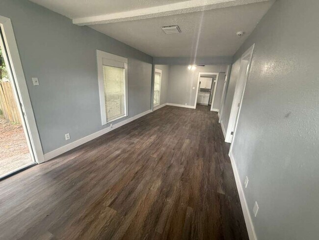 Building Photo - Freshly renovated 3/1 home! Apply for FREE This Holiday Season!
