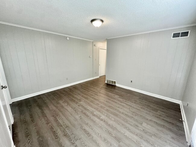Building Photo - 5595 Briarwood Dr