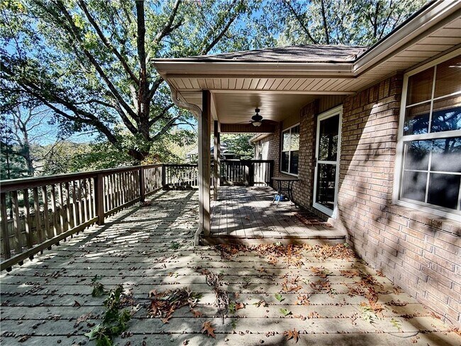 Building Photo - 305 Meadows Ct