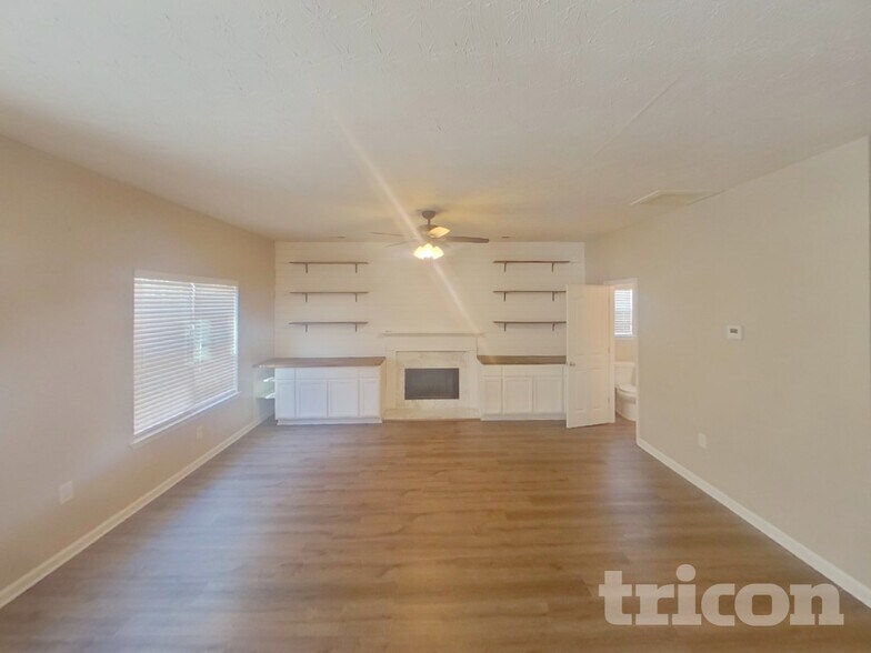 Building Photo - 10 St Charles Pl