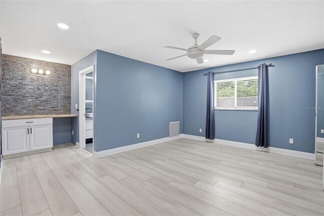 Building Photo - 2121 Park St N