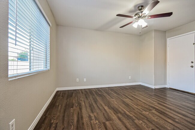 Building Photo - 1110 Cliffbrook Hedge Ave